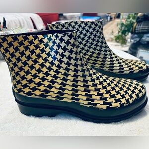 Brand New Rubber Rain Or Snow Ankle Boots By 143 Girl - Size 9